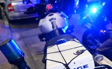 Τρόμος στην Αργυρούπολη: Οδηγοί τσακώθηκαν στον δρόμο – Ο ένας απείλησε τον άλλο με τσεκούρι και συνελήφθη