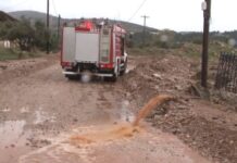 Καιρός: «Πνίγηκε» η δυτική Αττική από την κακοκαιρία «Byron» – Χείμαρροι οι δρόμοι, πλημμύρισαν σπίτια