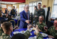 Τίμησε τους Εύζωνες ο Πρόεδρος της Δημοκρατίας: Τσούγκρισαν, έφαγαν φασολάδα και του έκαναν δώρο τσαρούχια