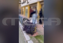 Λαμία: Άγριος καυγάς ανηλίκων στο κέντρο της πόλης – Τραυματίστηκε μητέρα που πήγε να τις χωρίσει