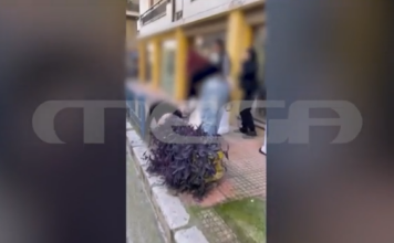 Λαμία: Άγριος καυγάς ανηλίκων στο κέντρο της πόλης – Τραυματίστηκε μητέρα που πήγε να τις χωρίσει