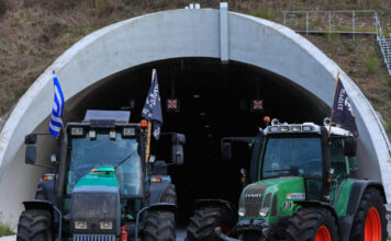 Ο «Μουντζούρης» των ευθυνών για τα μπλόκα των αγροτών: Νέο μήνυμα Μητσοτάκη και στάση αναμονής για την παρέμβαση εισαγγελέα