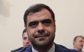 Παύλος Μαρινάκης: Ενημέρωση «Christmas edition» για χριστουγεννιάτικες ταινίες και το «αιώνιο» δίλημμα μελομακάρονο ή κουραμπιές