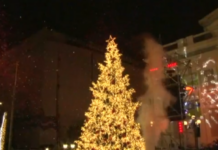 Φωταγωγήθηκε το χριστουγεννιάτικο δέντρο στον Πειραιά