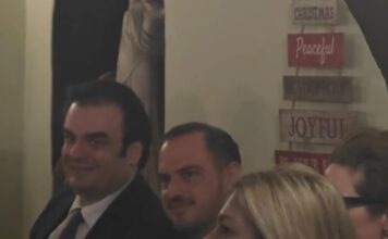 Ο Κυριάκος Πιερρακάκης σε ταβέρνα με το οικονομικό επιτελείο και δημοσιογράφους μετά τη ψήφιση του Προϋπολογισμού