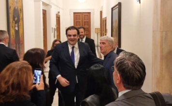 Κυριάκος Πιερρακάκης: Συγχαρητήρια και αγκαλιές για την προεδρία του Eurogroup – Όσα έγιναν πριν μπει στην ολομέλεια της Βουλής