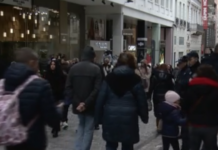 Παραμονή Πρωτοχρονιάς: Βόλτες στο κέντρο, τελευταία ψώνια και κάλαντα με τσουχτερό κρύο