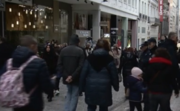 Παραμονή Πρωτοχρονιάς: Βόλτες στο κέντρο, τελευταία ψώνια και κάλαντα με τσουχτερό κρύο