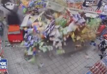 Τέξας: Η στιγμή που ληστές «ξηλώνουν» ΑΤΜ μέσα από κατάστημα