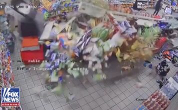 Τέξας: Η στιγμή που ληστές «ξηλώνουν» ΑΤΜ μέσα από κατάστημα