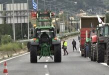 «Ρεβεγιόν» στα μπλόκα – Κάλαντα, δώρα & ευχές των αγροτών στους οδηγούς