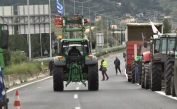 «Ρεβεγιόν» στα μπλόκα – Κάλαντα, δώρα & ευχές των αγροτών στους οδηγούς