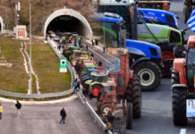 «Μπλόκο» αγροτών στα φορτηγά στη σήραγγα των Τεμπών – Η ΕΛ.ΑΣ απαγόρευσε την κυκλοφορία για τα ΙΧ για λόγους ασφαλείας
