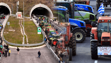 «Μπλόκο» αγροτών στα φορτηγά στη σήραγγα των Τεμπών – Η ΕΛ.ΑΣ απαγόρευσε την κυκλοφορία για τα ΙΧ για λόγους ασφαλείας