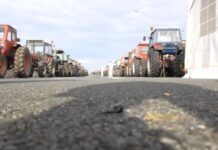 Σφίγγει ο αγροτικός κλοιός – «Φουντώνουν» τα μπλόκα λίγο πριν τα Χριστούγεννα