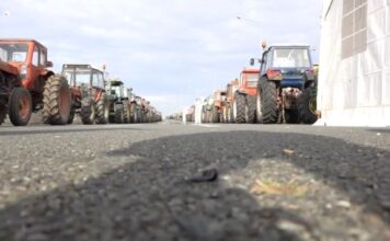 Σφίγγει ο αγροτικός κλοιός – «Φουντώνουν» τα μπλόκα λίγο πριν τα Χριστούγεννα