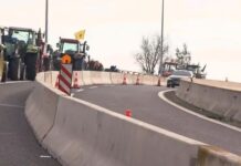 Παραμένουν στα μπλόκα οι αγρότες – Πρωτοχρονιά στους δρόμους