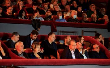 Η πλευρά Τσίπρα απαντά στα σχόλια για τον εξώστη: Προσπαθούν να πετάξουν «τη μπάλα στην εξέδρα», το θέμα δεν είναι οι ηγεσίες