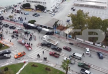 Βόλος: Κλούβες των ΜΑΤ απέκλεισαν τον δρόμο για το λιμάνι – Δίπλα τα τρακτέρ και στη θάλασσα οι ψαράδες