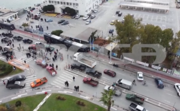 Βόλος: Κλούβες των ΜΑΤ απέκλεισαν τον δρόμο για το λιμάνι – Δίπλα τα τρακτέρ και στη θάλασσα οι ψαράδες