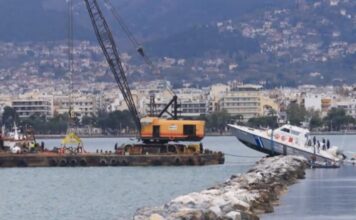 Βόλος: Στα βράχια έπεσε σκάφος του Λιμενικού – Σώα τα 4 μέλη του πληρώματος