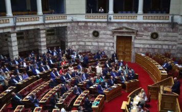 ΟΠΕΚΕΠΕ: Αρένα η Βουλή με κόντρες για τις κουμπαριές με «Γκρούεζες», «λαμόγια», και «Φεράρι»