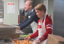 Μεγάλη Βρετανία: Ο πρίγκιπας Ουίλιαμ με τον γιο του προετοιμάζουν γεύματα για τους άστεγους