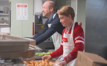 Μεγάλη Βρετανία: Ο πρίγκιπας Ουίλιαμ με τον γιο του προετοιμάζουν γεύματα για τους άστεγους