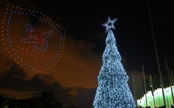 Ο Νίκος Δένδιας στη φωταγώγηση του χριστουγεννιάτικου δέντρου στο στρατόπεδο «Παπάγου»: «Εμπεριέχει βαθύτατο χριστιανικό συμβολισμό»