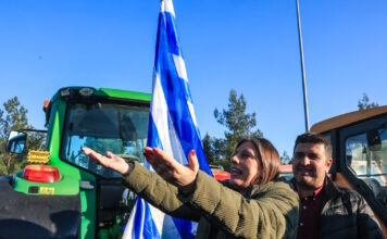 Ζωή Κωνσταντοπούλου από το μπλόκο της Νίκαιας: «Οι αγρότες δεν ενέδωσαν στην κοροϊδία του πρωθυπουργού»