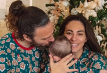 Ευρυδίκη Βαλαβάνη: Πόζαρε με την οικογένειά της δίπλα στο χριστουγεννιάτικο δέντρο και μοίρασε ευχές