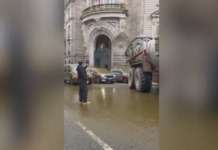 Αγροτικά μπλόκα και στη Γαλλία – Φωτιές και διαμαρτυρίες