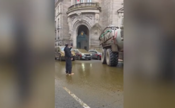 Αγροτικά μπλόκα και στη Γαλλία – Φωτιές και διαμαρτυρίες