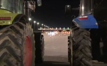 «Ρεβεγιόν» στα μπλόκα έκαναν οι αγρότες – Ανοιχτοί δρόμοι για τους ταξιδιώτες