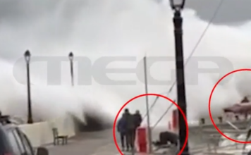 Άστρος: Η στιγμή που τεράστια κύματα παρασέρνουν τον 53χρονο λιμενικό – Βίντεο ντοκουμέντο