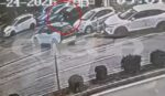 Βριλήσσια: Η στιγμή της παράσυρσης υπαλλήλου των ΕΛΤΑ για ένα… δέμα – Βίντεο ντοκουμέντο