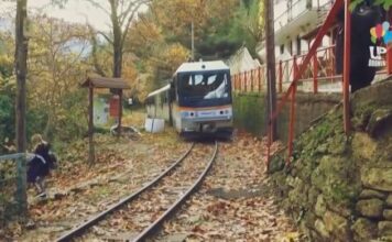 Τρόμος για τους επιβάτες του οδοντωτού μετά από πτώση βράχου