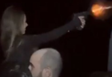 Η στιγμή που γυναίκα αστυνομικός πυροβολεί στον αέρα σε γλέντι – Ερευνούν το περιστατικό οι Αρχές