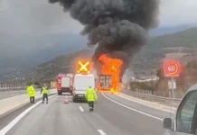 Ιωάννινα: Φορτηγό με πλαστικά παραδόθηκε στις φλόγες στην Εγνατία Οδό (βίντεο)