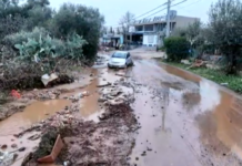 Κακοκαιρία: Εικόνες καταστροφής σε Άνω Γλυφάδα και Βάρη