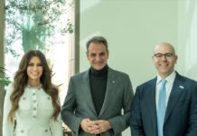 Συνάντηση Μητσοτάκη με τον «αρχιτέκτονα» της οικονομικής πολιτικής Τραμπ, παρουσία της Κίμπερλι Γκιλφόιλ