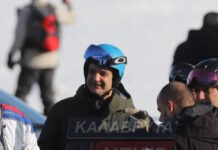 Ο Κυριάκος Μητσοτάκης στο Χιονοδρομικό Καλαβρύτων με χιονοπέδιλα και selfies με πολίτες