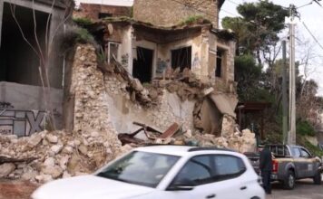 Εγκαταλελειμμένο κτίριο στον Πειραιά έπεσε λόγω της βροχής