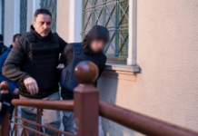 Σέρρες: Απολογείται ο 16χρονος για τη δολοφονία του 17χρονου – Συγκέντρωση πολιτών με πανό έξω από τα δικαστήρια