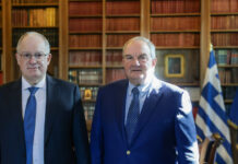 Συνάντηση Τασούλα με Καραμανλή στο Προεδρικό Μέγαρο