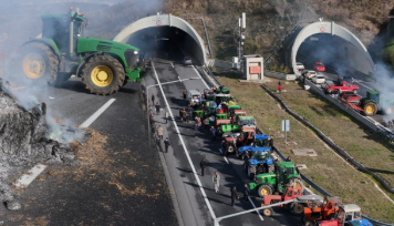 Αγροτικές κινητοποιήσεις: Από τον γενικό αποκλεισμό της χώρας… στο τραπέζι του διαλόγου στο Μαξίμου