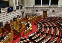 Βουλή: Ενός λεπτού σιγή για τις νεκρές εργαζόμενες στα Τρίκαλα και τους φιλάθλους του ΠΑΟΚ