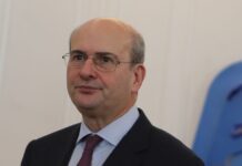 Κωστής Χατζηδάκης: Το ΠΑΣΟΚ συνδυάζει άγνοια και δημαγωγία – «Μισόλογα και σοφιστίες» λέει η Χαριλάου Τρικούπη