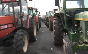 Η χώρα «κόβεται» στα δύο – Οι αγρότες κλείνουν δρόμους και ετοιμάζουν κάθοδο στην Αθήνα