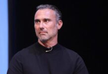 Γιώργος Καπουτζίδης: «Έμενα κλεισμένος στο σπίτι από επιλογή μου – Δεν έχω να θυμάμαι φλερτ και κοπάνες»